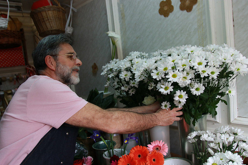 男人在他的花的故事中做装饰
