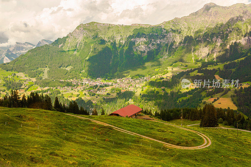 山中的村庄。Lauterbrunnen。瑞士。山的风景。伯尔尼州。穆伦村
