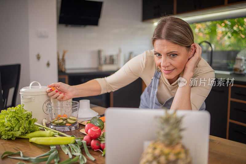 女人正在准备一顿饭