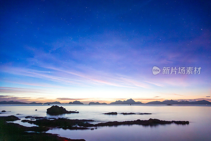 爱妮岛之夜:岩石，剪影的岛屿，和戏剧性的日落天空。