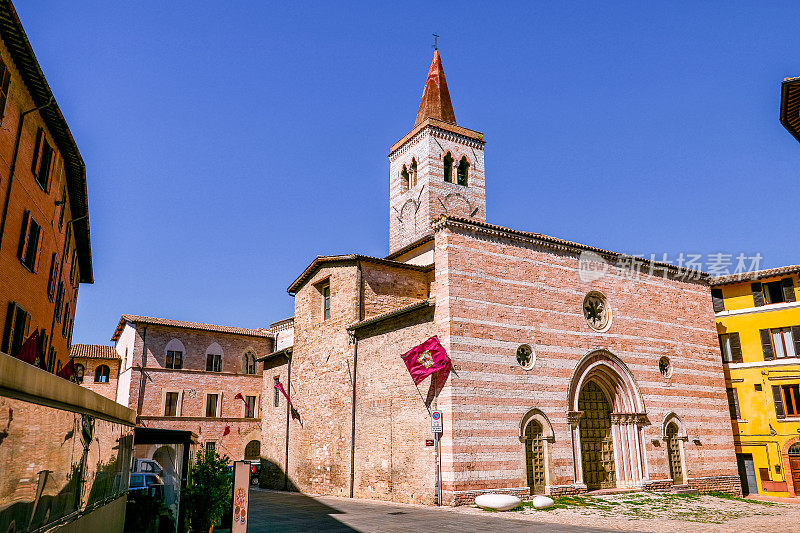 圣萨尔瓦托修道院教堂位于翁布里亚中世纪小镇Foligno的中心