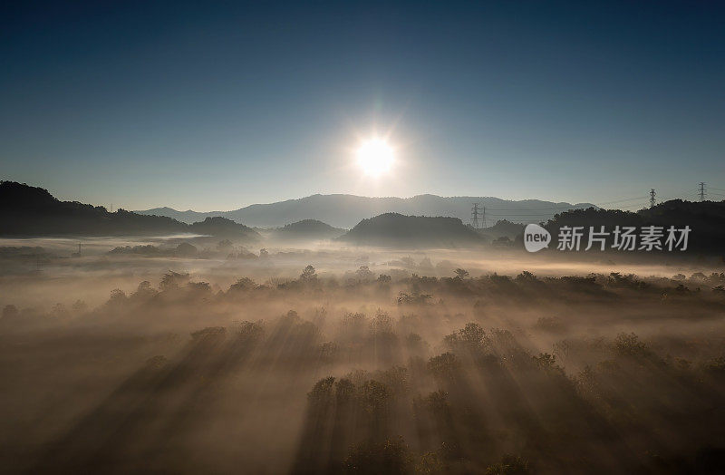 美丽的晨景日出和雾在山上。