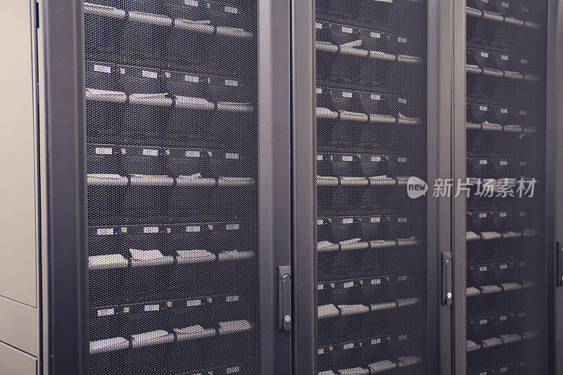 服务器机房的存储架存放着大量的数据。该数据中心的服务器机房配备了高科技计算机系统。