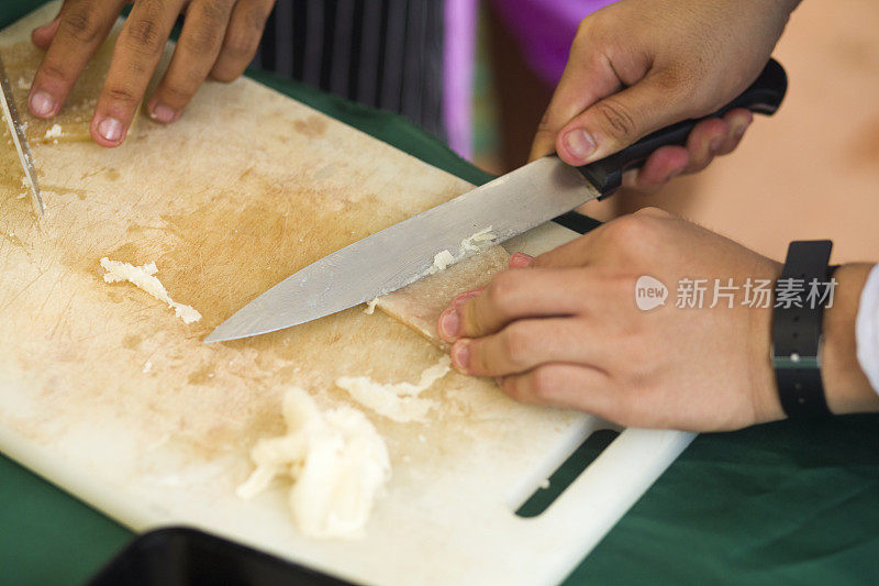 泰国厨师精心切割的五花肉肥肉