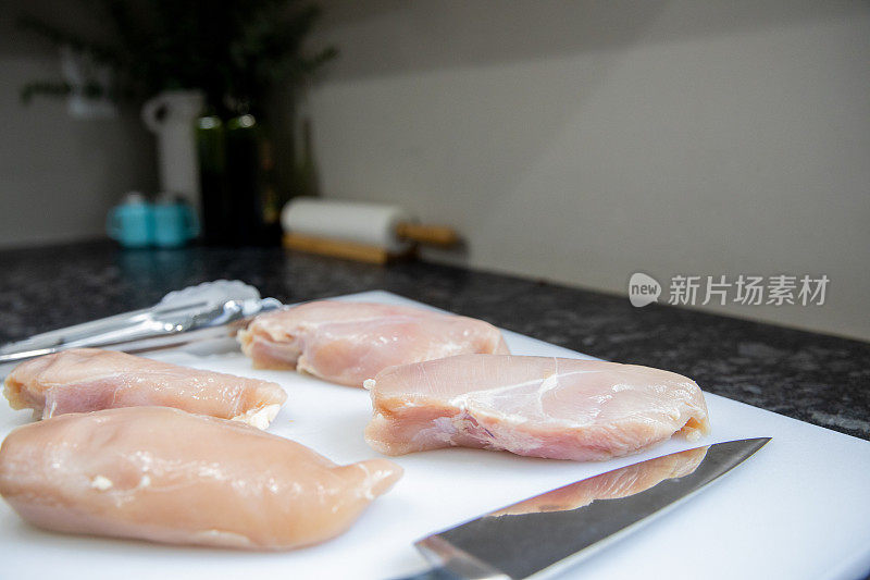 生鸡肉是在家庭厨房里用塑料砧板和金属用具安全烹制的