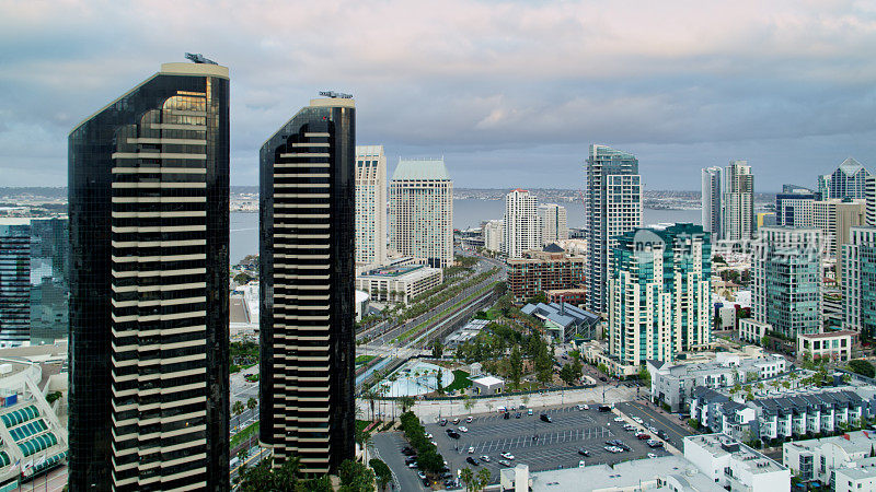 圣迭戈市中心俯瞰海湾的鸟瞰图