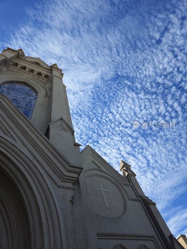 德克萨斯州加尔维斯顿历史悠久的教堂在美丽的天空前
