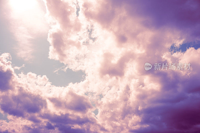 超现实的天空，紫色的云，粉红色的梦幻