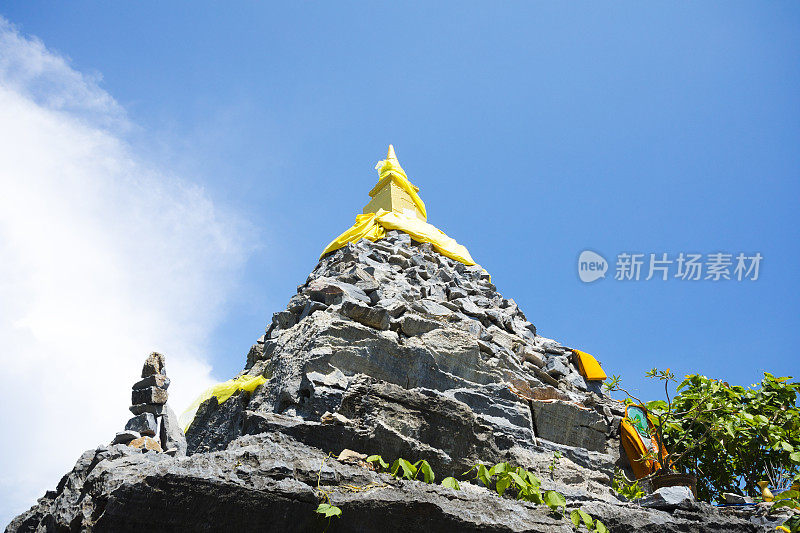 抬头看一看矗立在柯思昌岛北部山上岩石上的金色泰式小宝塔