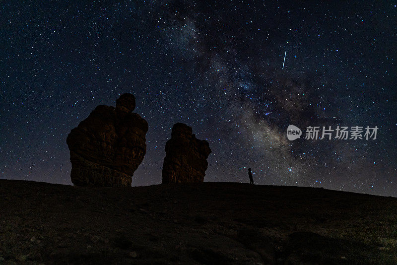 一个人在有仙女烟囱的黑暗区域观看流星雨