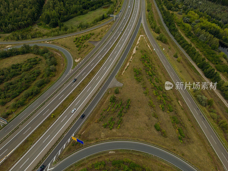 高峰时刻，交通车辆摄影。从空中俯瞰道路。