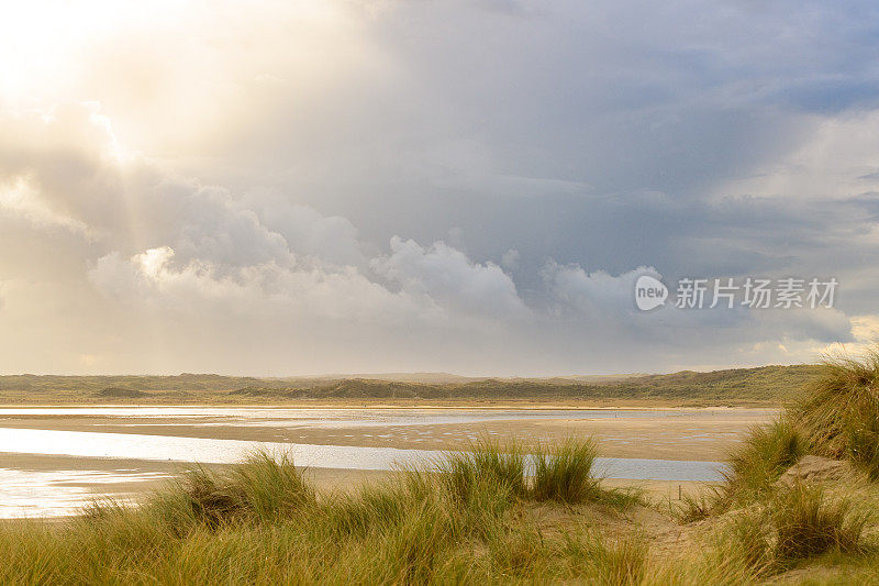 荷兰瓦登海地区特塞尔岛海滩上的斯拉夫特山谷