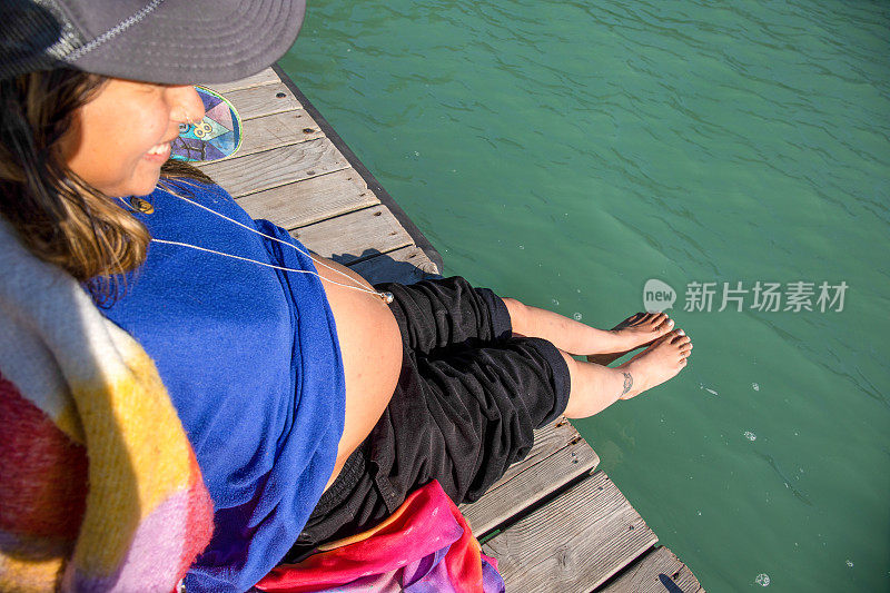 孕妇早上在湖边码头休息