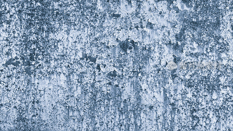 美丽的抽象垃圾装饰深蓝色暗灰泥墙背景，艺术粗糙的风格化纹理网页横幅与空间的文字。蓝色背景