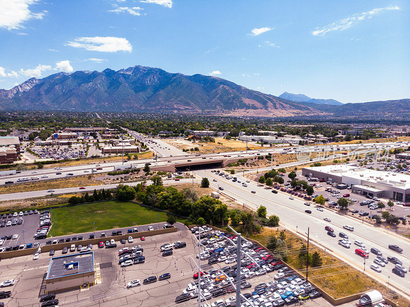 俯视全景展示了盐湖城郊区的挂毯:新兴社区，繁忙的大道和商业节点，远处的山脉俯瞰着城市的活力。