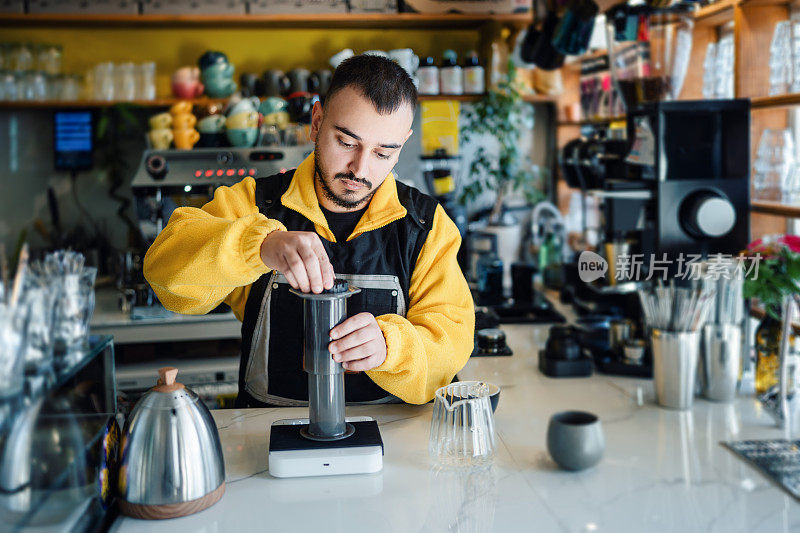 咖啡店里的咖啡师正在用aer压力机准备意式浓缩咖啡