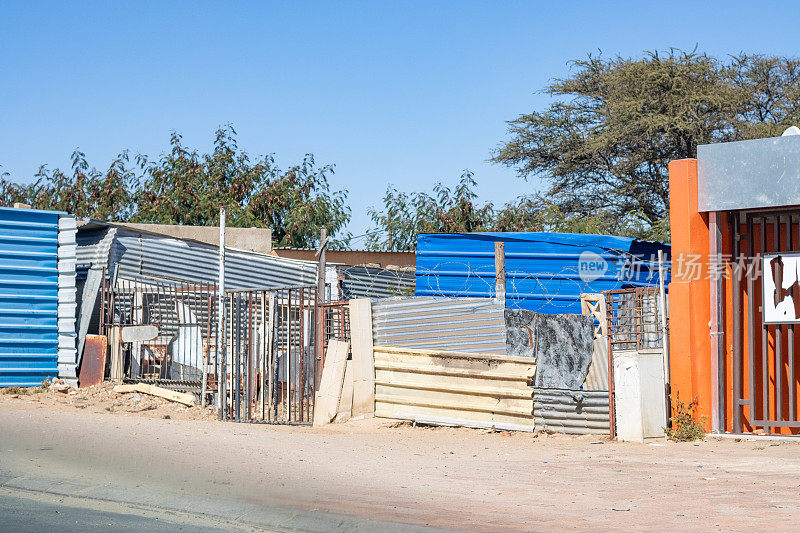 纳米比亚霍玛斯地区温得和克附近的卡图图拉镇的瓦楞棚屋