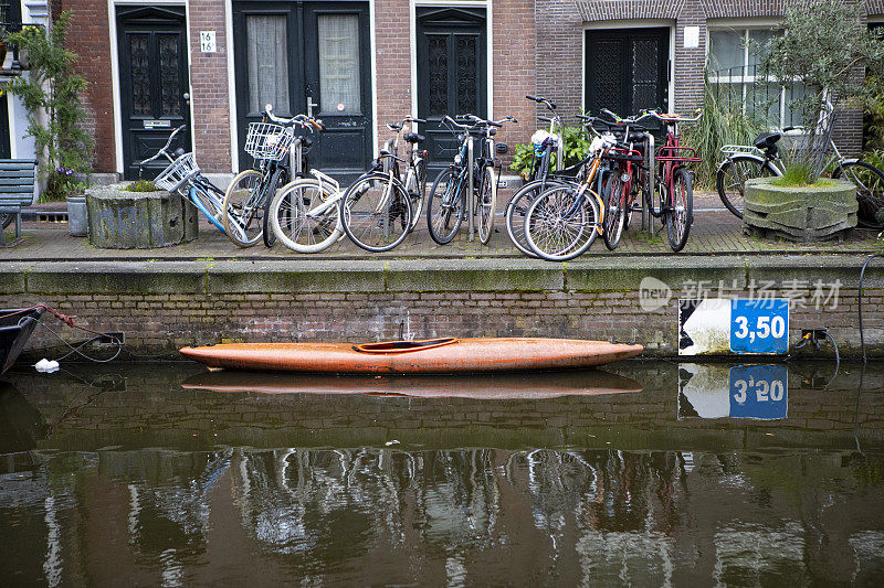 阿姆斯特丹运河上的独木舟