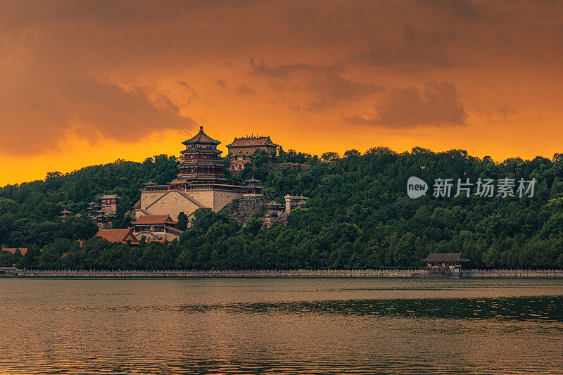 北京颐和园湖畔的晚霞