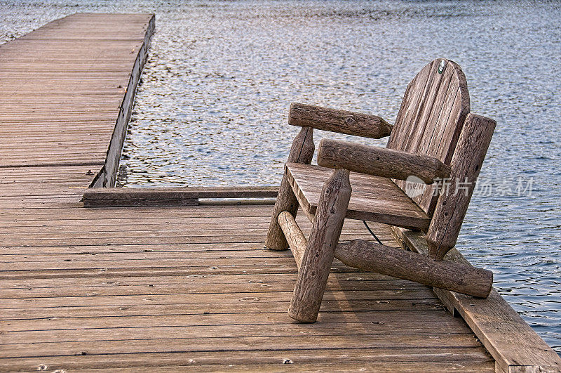 码头上的木凳