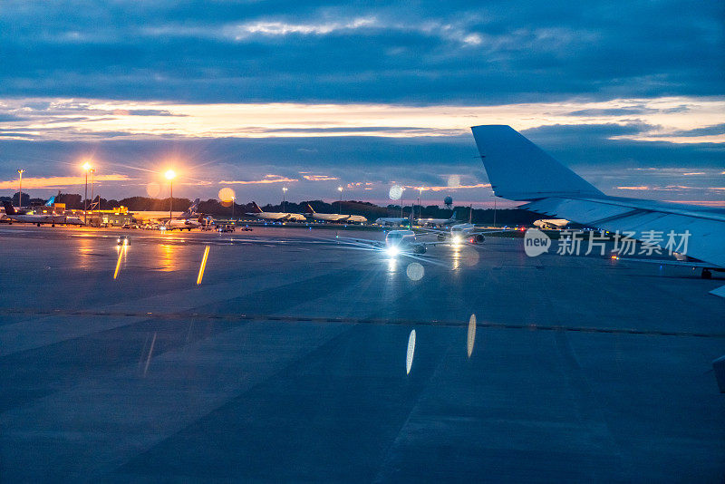 黄昏时分，加拿大安大略省多伦多皮尔逊国际机场的跑道