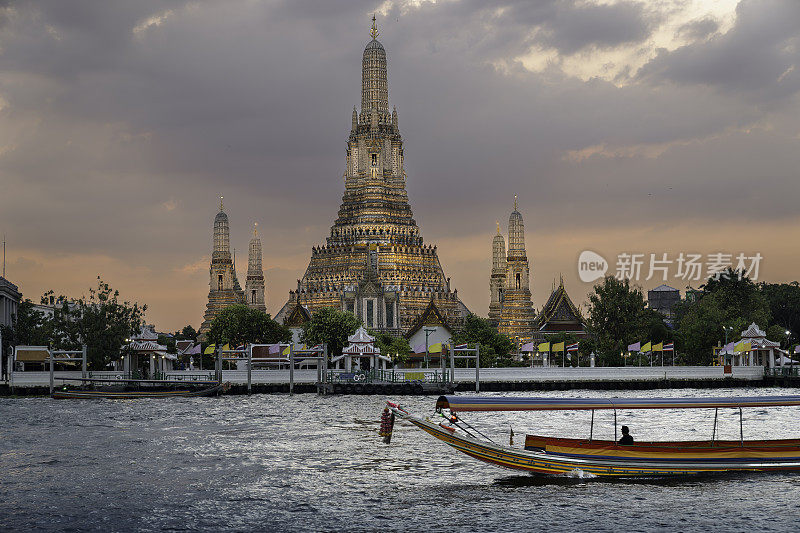 泰国曼谷，日落时分的笏阿伦寺