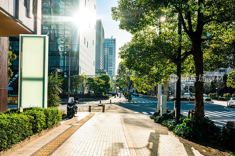 从空荡荡的人行道上看东京市中心的现代建筑