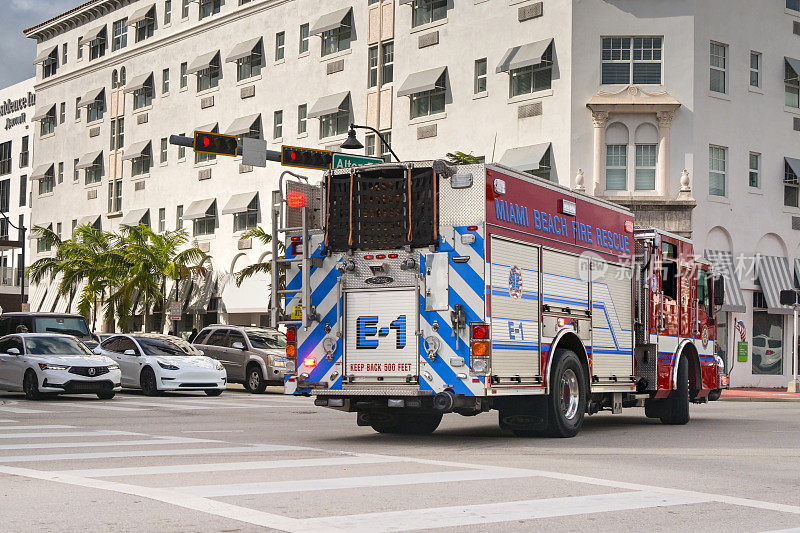 迈阿密海滩街道上的消防车