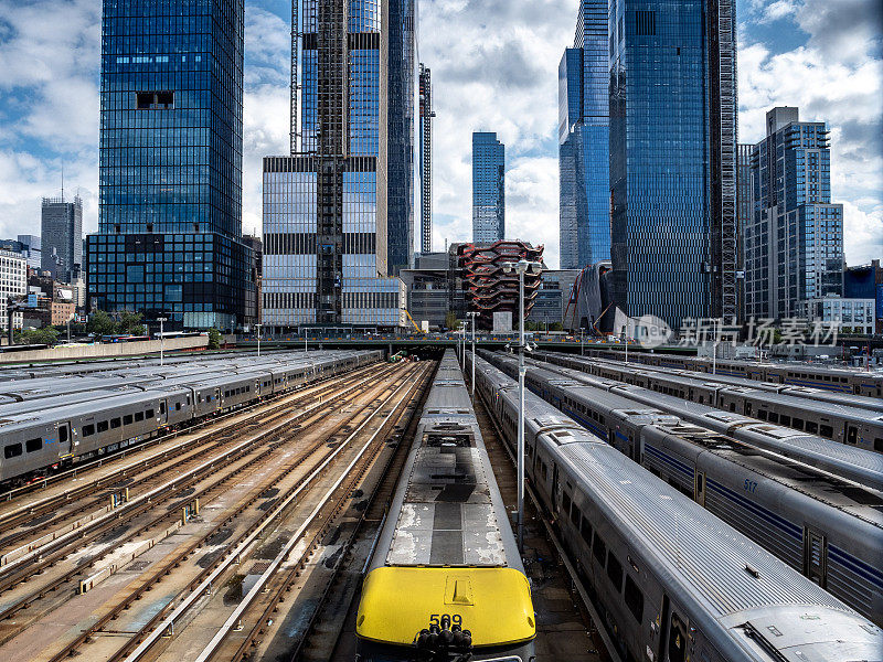 纽约哈德逊广场的高架线和火车。