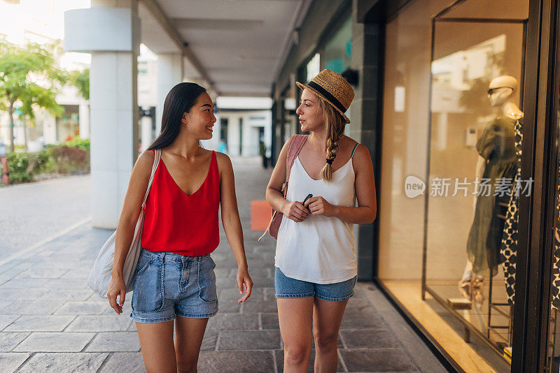 夏日里，两个女人在城里闲逛