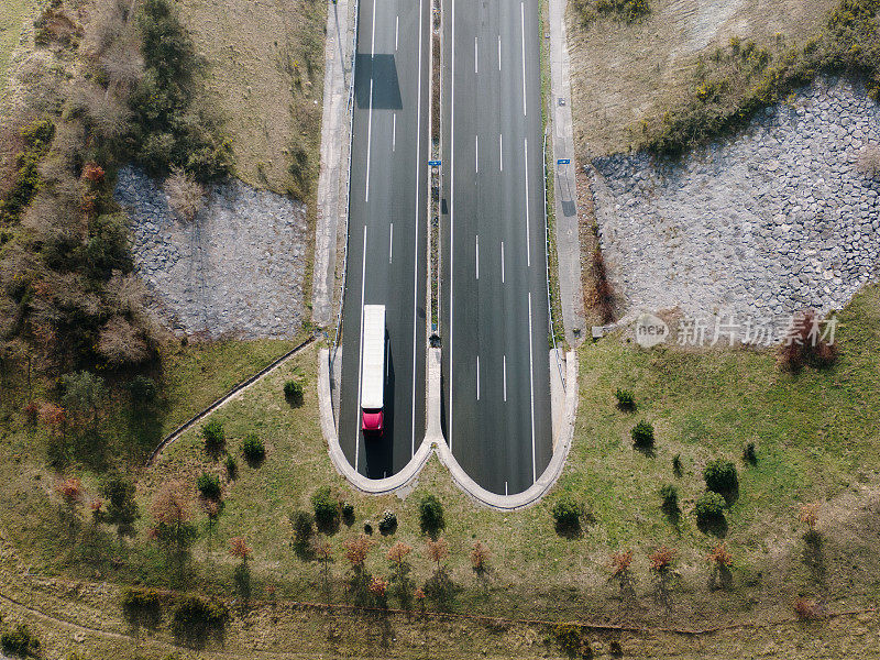 公路与卡车和隧道