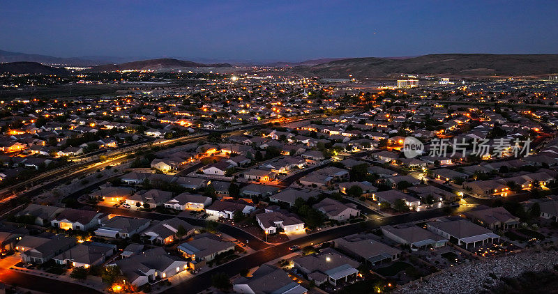 航拍的住宅街道在圣乔治，犹他州夜间