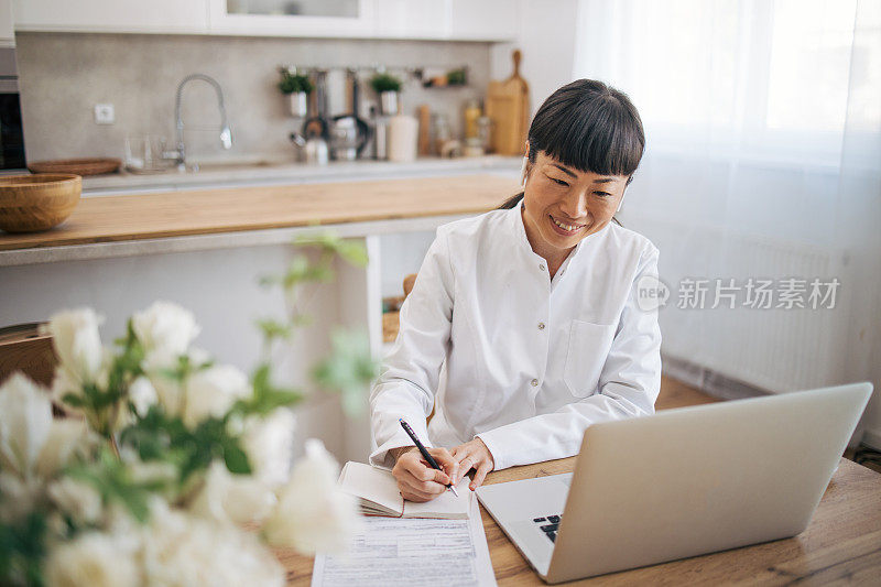 日本女医生穿着制服开处方的高角度照片