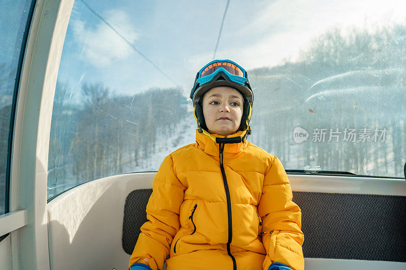 十几岁的男孩正在享受缆车滑雪之旅