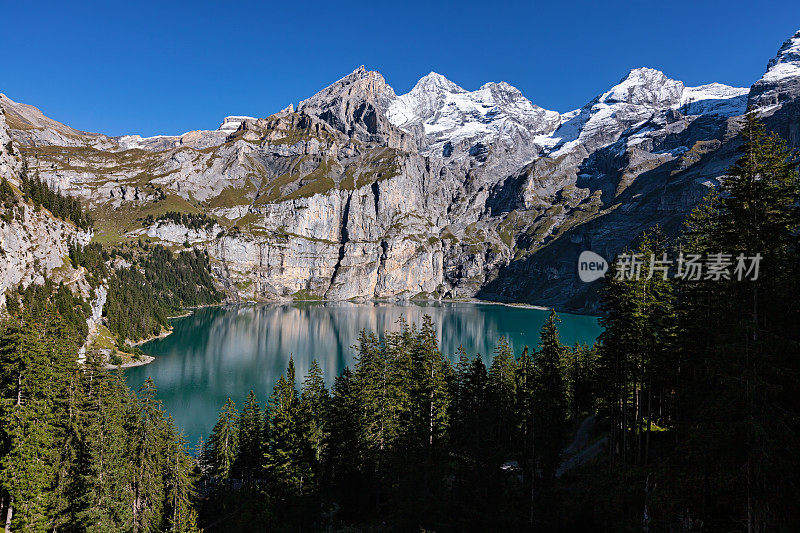 奥斯奇宁湖(Oeschinensee)位于瑞士伯尔尼高地。