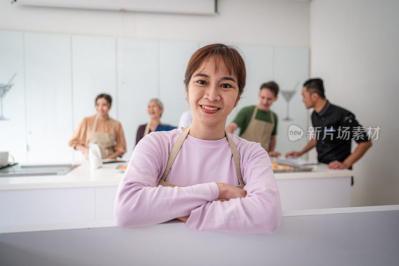 有烹饪学校商业厨房经验的亚裔成人学生，与镜头互动