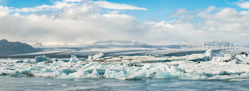 冰山漂浮在冰岛的Jokulsalon冰川泻湖