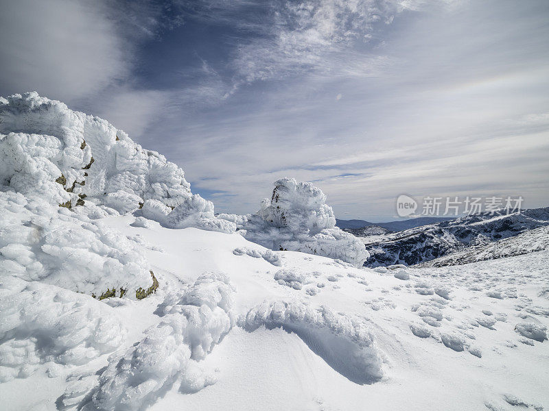 冬季高山白雪皑皑的冬季景观