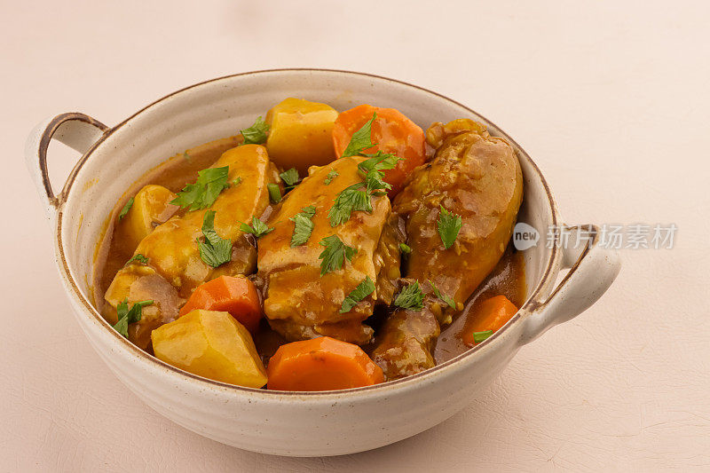 鸡肉沙拉娜或Dajaj沙拉娜是传统的阿联酋番茄炖菜，鸡肉与不同的蔬菜一起烹饪。