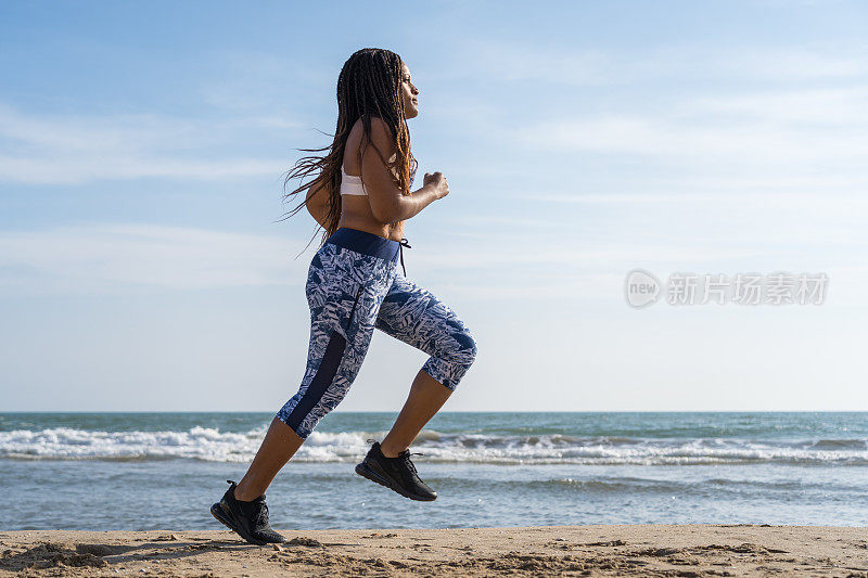 女人在沙滩上奔跑