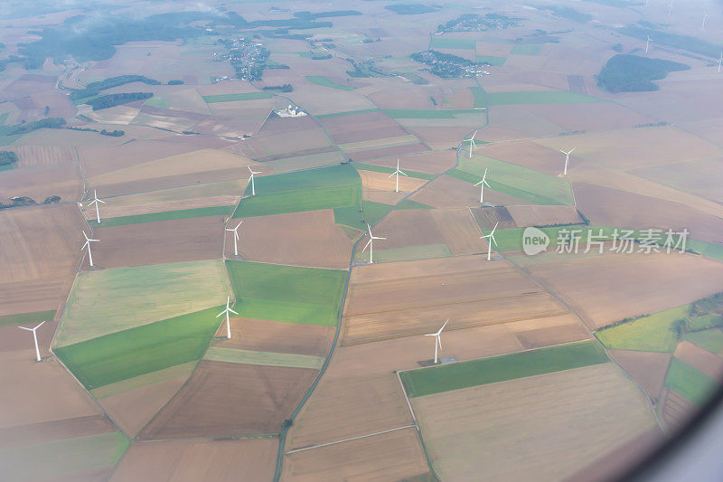 从航空角度看带有风力涡轮机的生态区景观