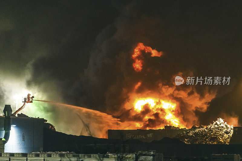 工业区废料场夜间发生火灾