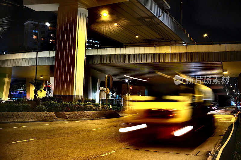 香港九龙城区夜间的高架道路