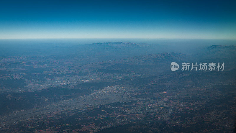 从飞机上航拍云南山脉和城市的天际线