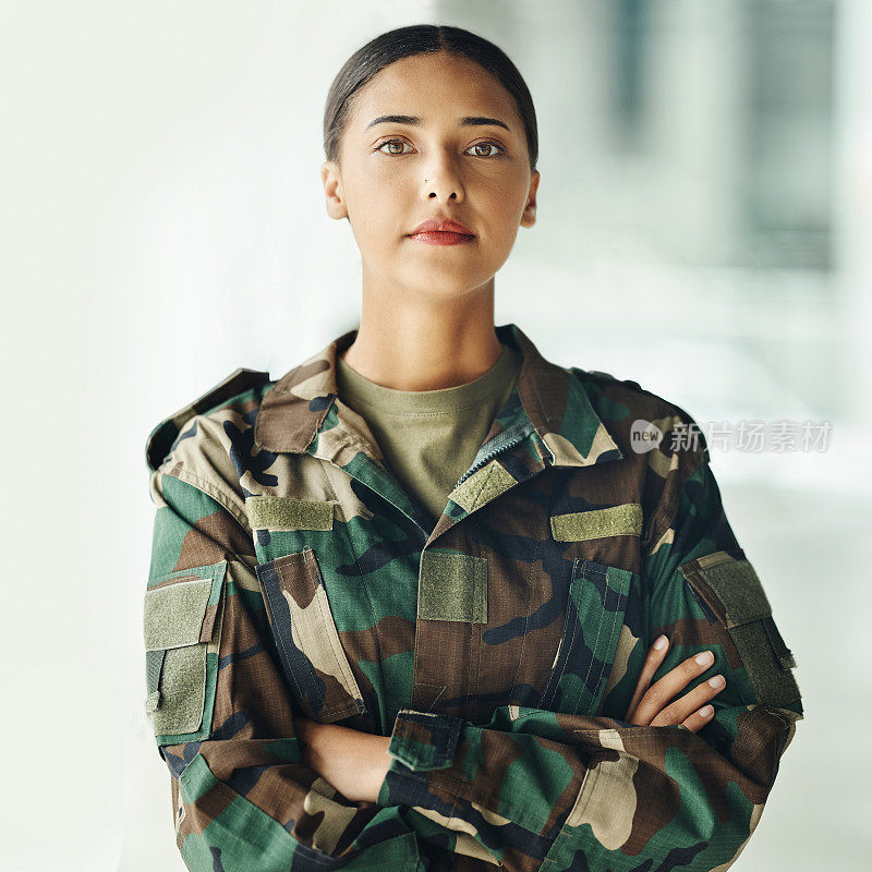 自信的士兵肖像，军队大楼里的女人和双臂交叉，骄傲和专业的英雄服务。军旅生涯，安全和勇气，在政府机构穿着迷彩服的骄傲女孩。
