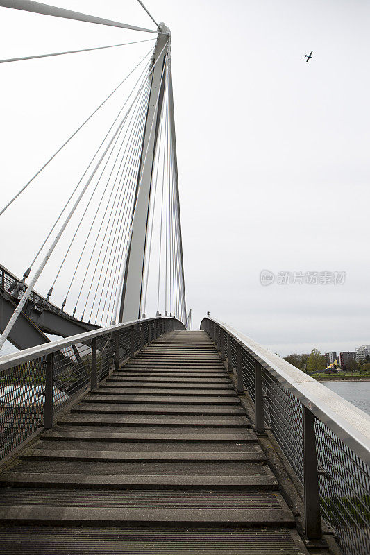莱茵河上一座人行桥的特写