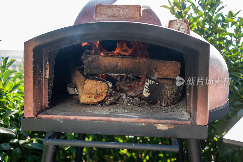 树林里有石头，欧文在花园横着