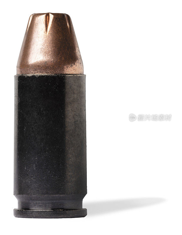 黑影后面的9毫米半自动手枪弹药与黑色外壳