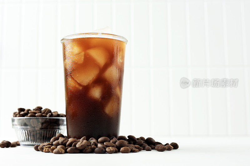 白底咖啡豆冰美式咖啡