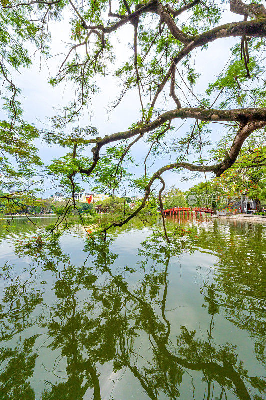 越南河内，还剑湖中心的Huc红桥和玉山寺。